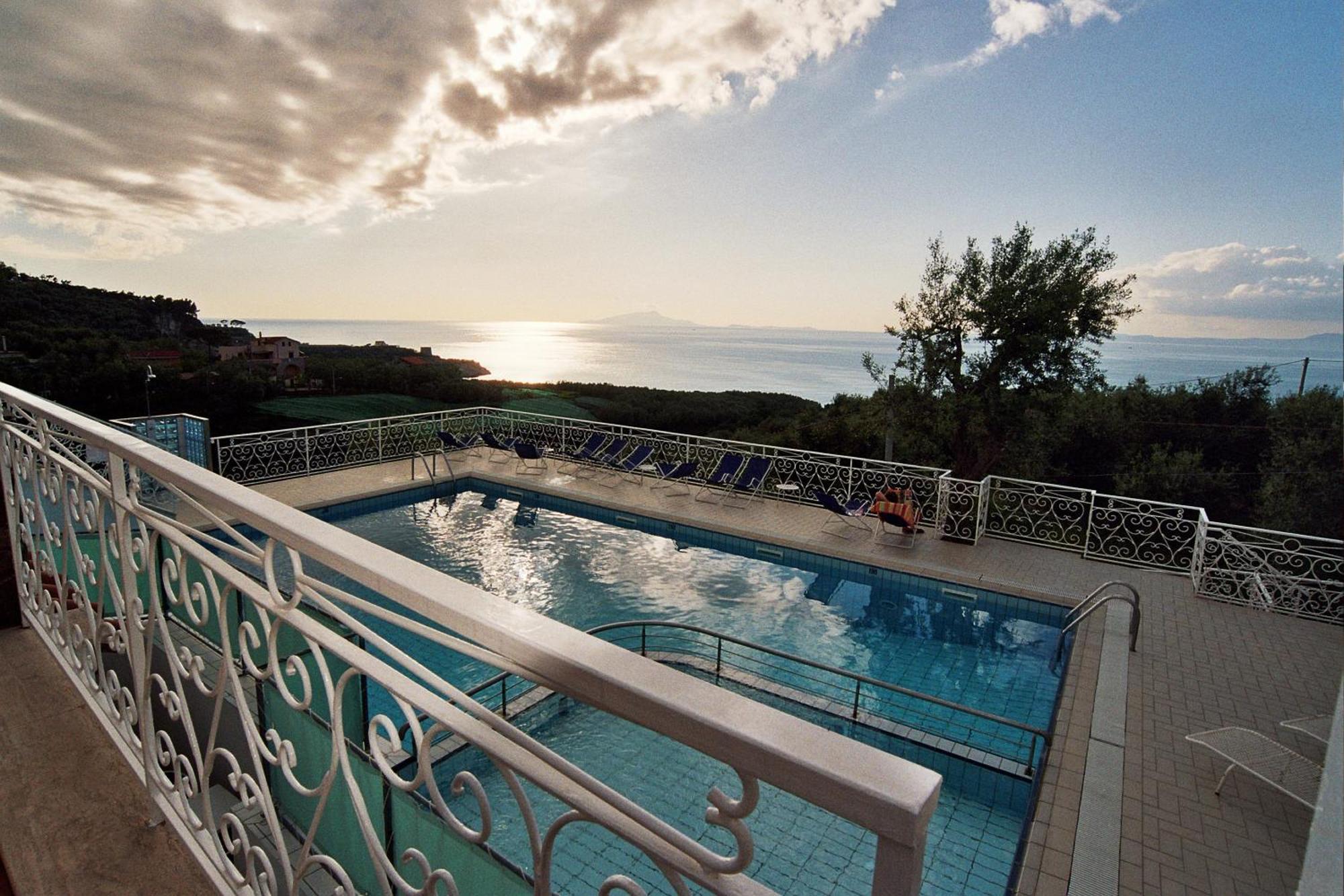 Hotel Dania Сорренто Экстерьер фото